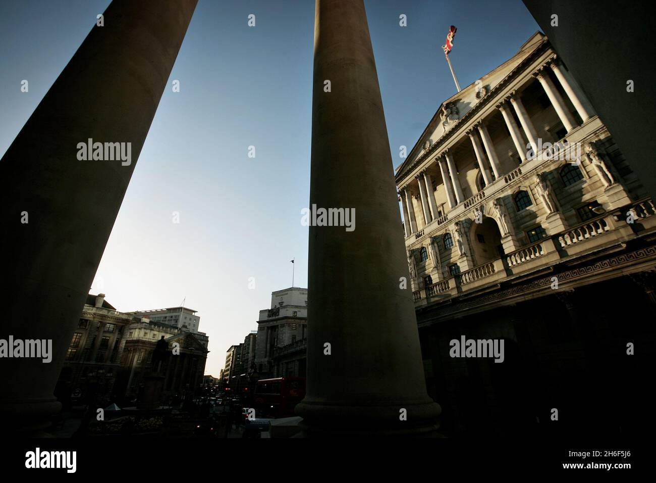 Eine allgemeine Ansicht der Bank of England heute in London. Es wird erwartet, dass die Bank of England die britischen Zinssätze von 5.5 % um einen Viertelprozentpunkt auf 5.25 % senken wird. Stockfoto