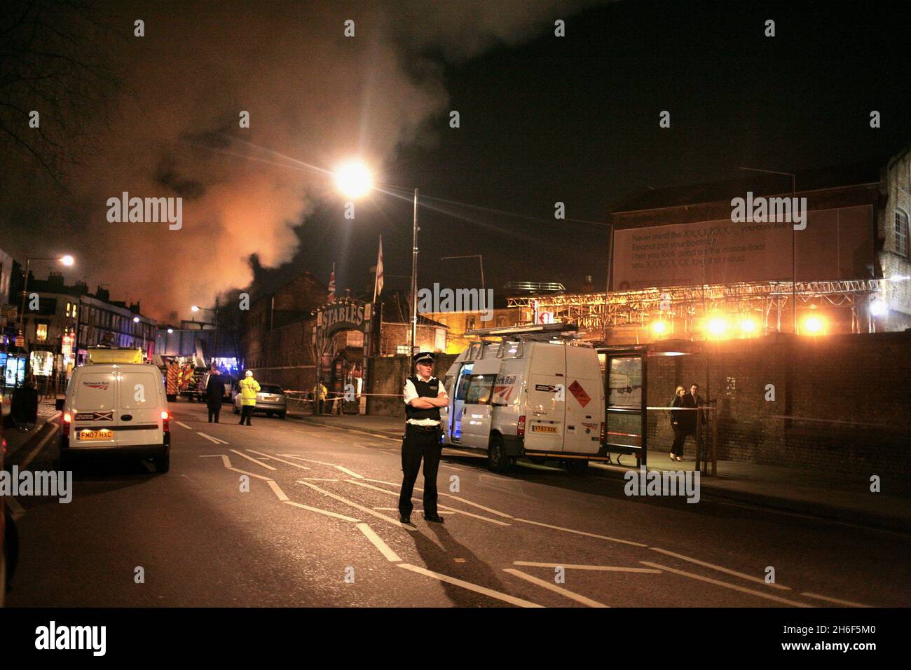 Ein riesiges Feuer in Camden North London an diesem Abend im berühmten Hawley Arms, einem beliebten Pub in Camden, der von Prominenten wie der Sängerin Amy Winehouse besucht wird. Stockfoto