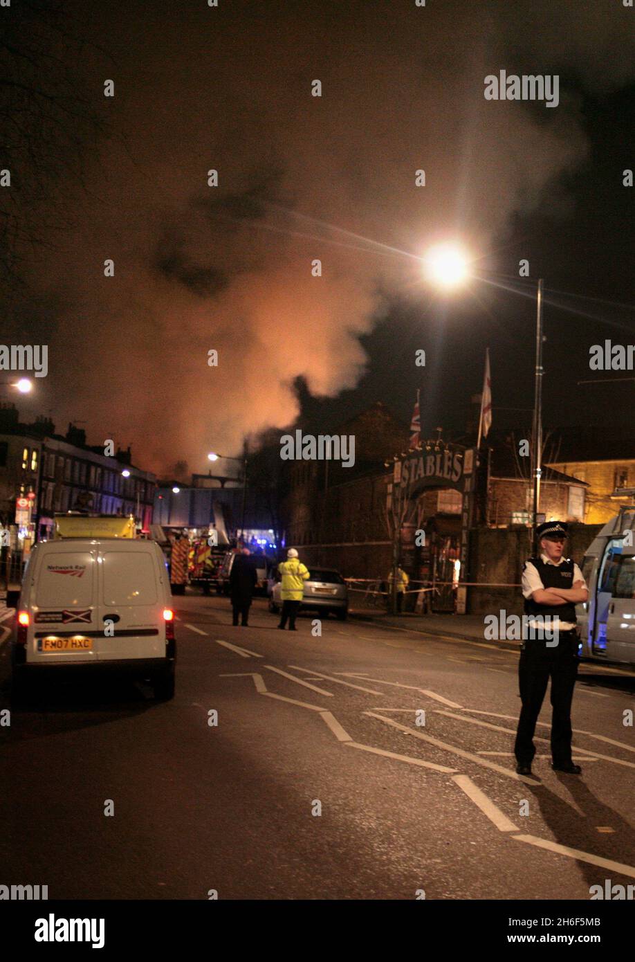Ein riesiges Feuer in Camden North London an diesem Abend im berühmten Hawley Arms, einem beliebten Pub in Camden, der von Prominenten wie der Sängerin Amy Winehouse besucht wird. Stockfoto