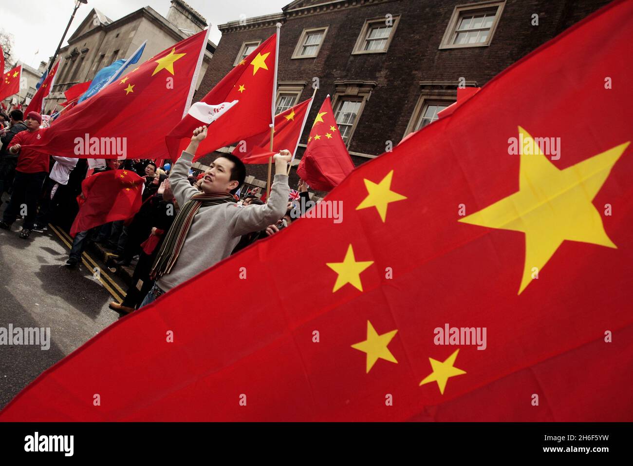 Chinesische Demonstranten, die in Whitehall abgebildet wurden, als die olympische Fackel durch das Zentrum Londons fährt. Stockfoto