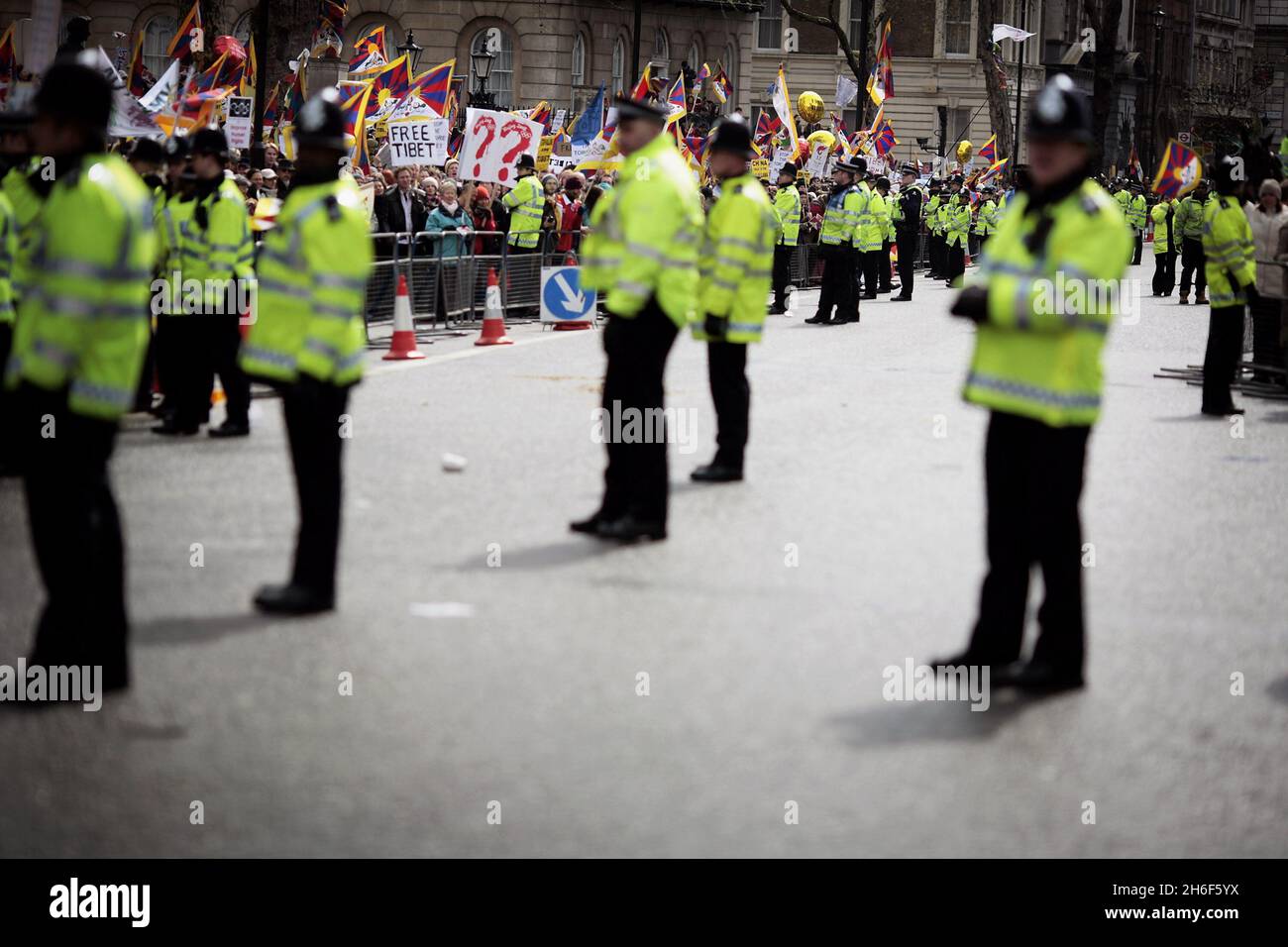 Tibetische Demonstranten, die heute in Whitehall abgebildet sind, als die olympische Fackel durch das Zentrum Londons geht. Stockfoto