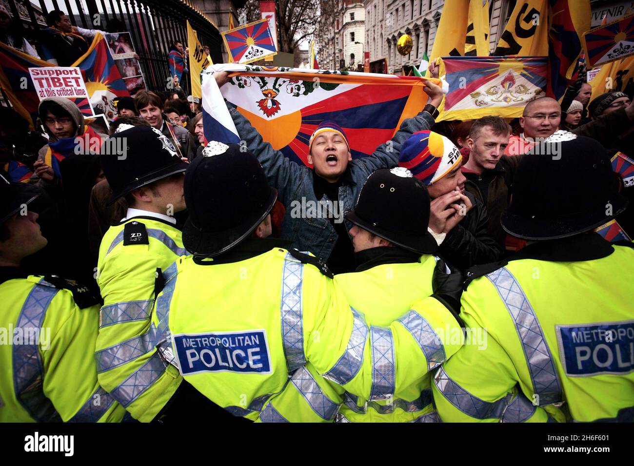 Tibetische Demonstranten werden von der Polizei zurückgehalten, nachdem die olympische Fackel heute am British Museum im Zentrum Londons vorbeigegangen ist. Stockfoto