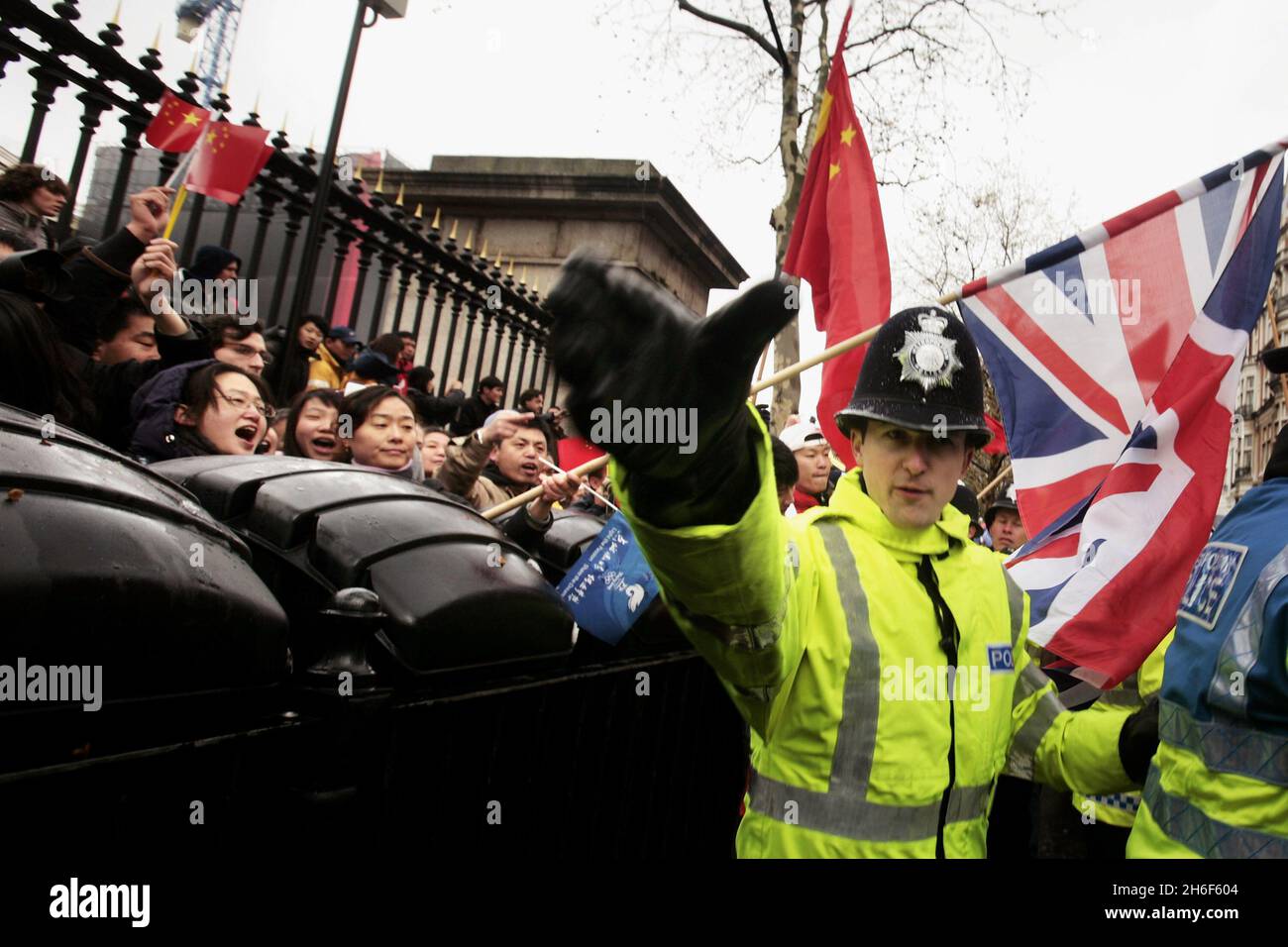 Tibetische Demonstranten werden von der Polizei zurückgehalten, nachdem die olympische Fackel am British Museum im Zentrum von London vorbeigegangen ist. Stockfoto