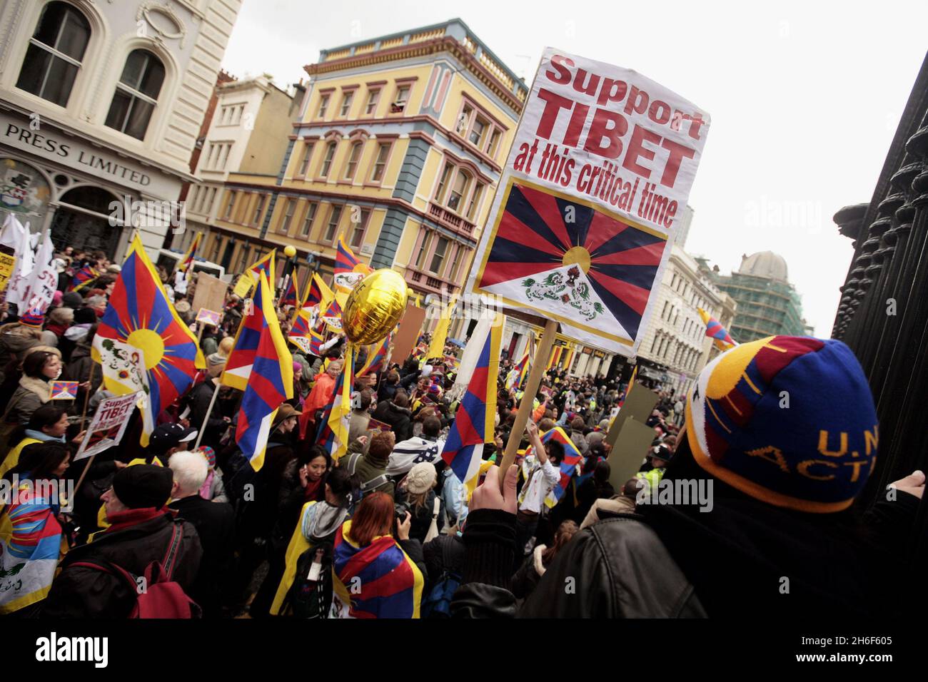 Tibetische Demonstranten werden von der Polizei zurückgehalten, nachdem die olympische Fackel am British Museum im Zentrum von London vorbeigegangen ist. Stockfoto