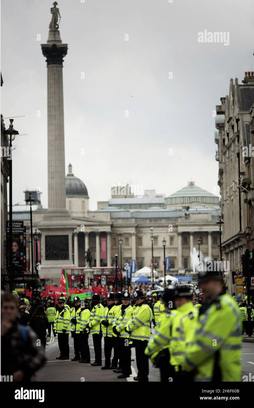Die Polizei bildet in Whitehall, London, eine Absperrung um chinesische Demonstranten, während die olympische Fackel vorbeigeht. Stockfoto