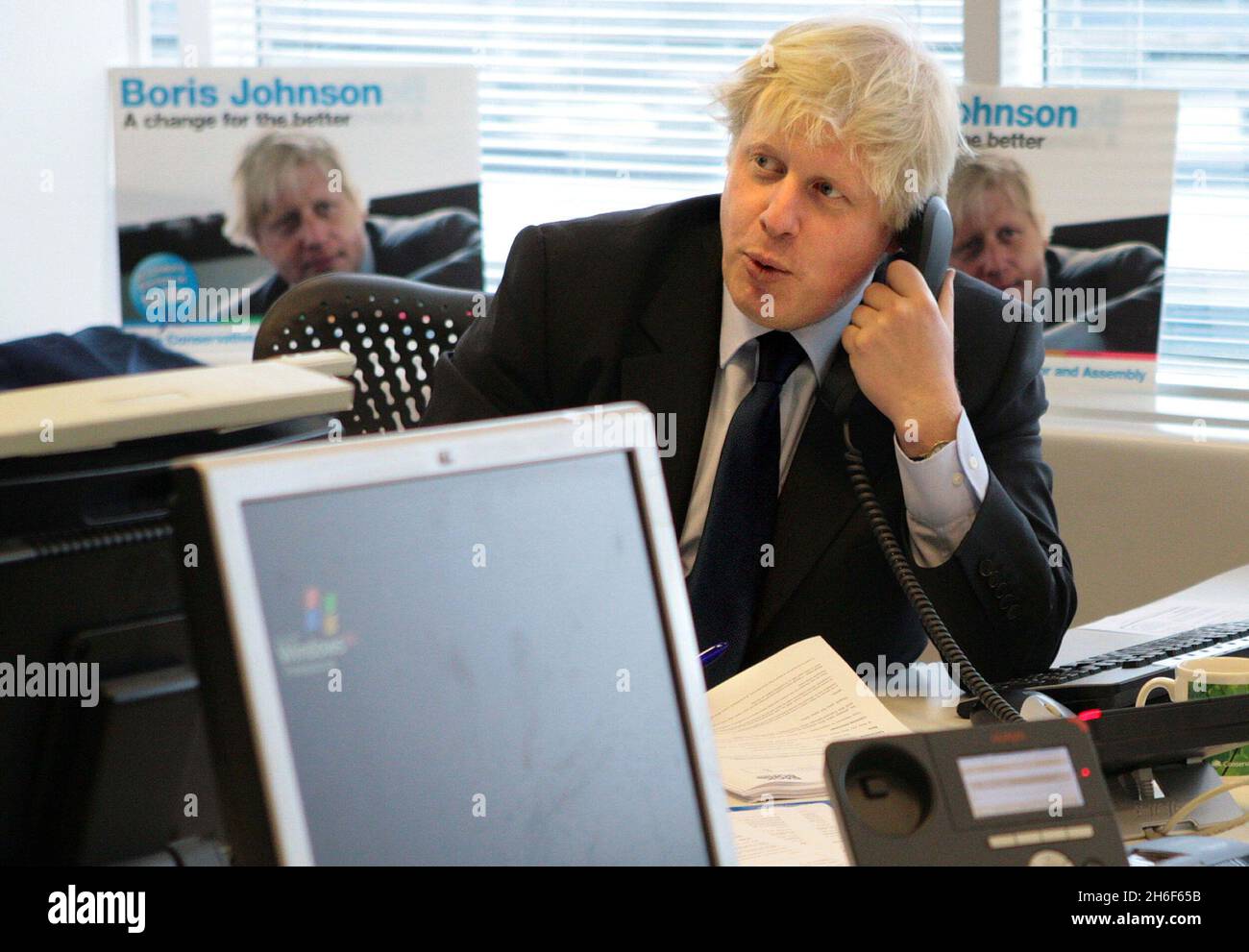 Der bürgermeisterliche Kandidat der Konservativen Boris Johnson versucht heute, im Call Center der Konservativen Partei in London Telefonstimmen einzufordern. Stockfoto