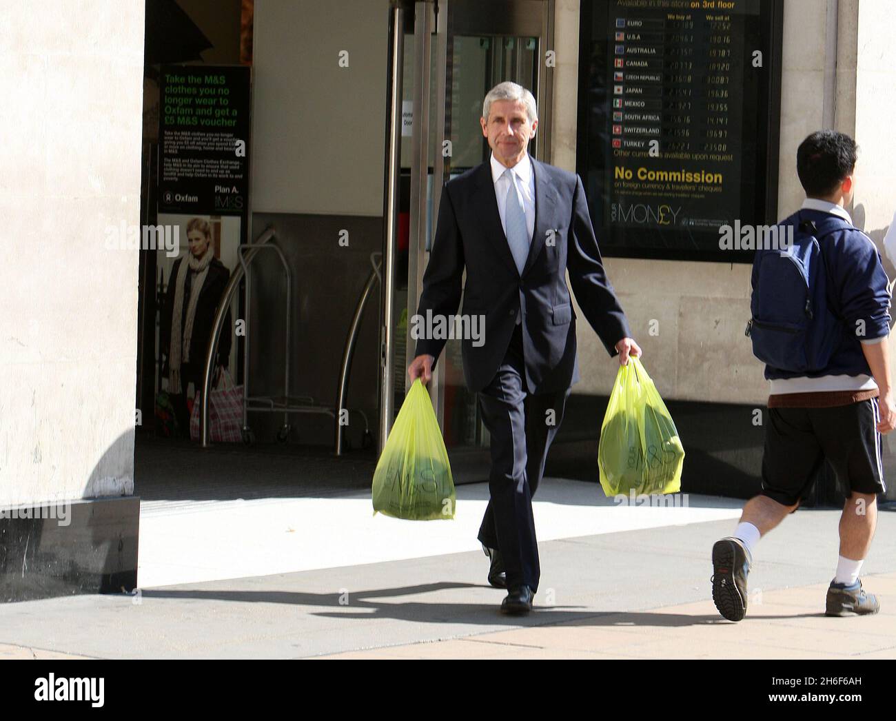 Sir Stuart Rose, CEO von Marks und Spencer, trug heute die Einkaufstaschen seines Unternehmens im Zentrum von London. Marks & Spencer wird in seinen 600 britischen Lebensmittelgeschäften eine Gebühr von 5 Pence für ihre Taschen einführen. Stockfoto