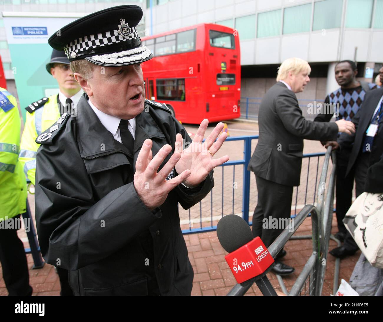 Der Londoner Bürgermeister Boris Johnson startet „Safety on the Buses“ zusammen mit Peter Hendy und Sir Ian Blair in West Croydon, London. Stockfoto