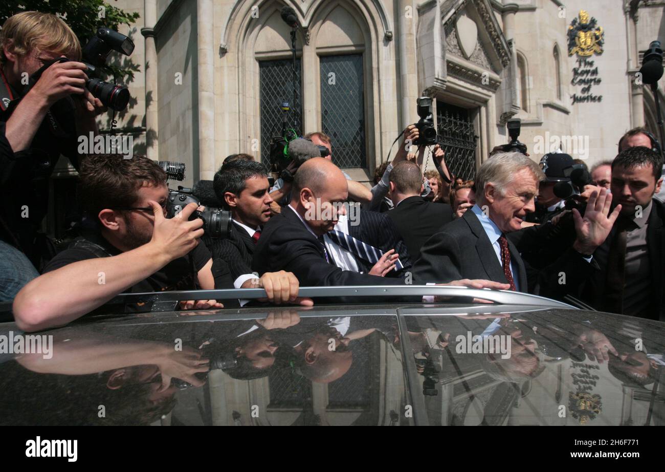 Der FIA-Präsident Max Mosley verlässt am letzten Tag seines Falls gegen die Zeitung News of the World das High Court in London. Stockfoto