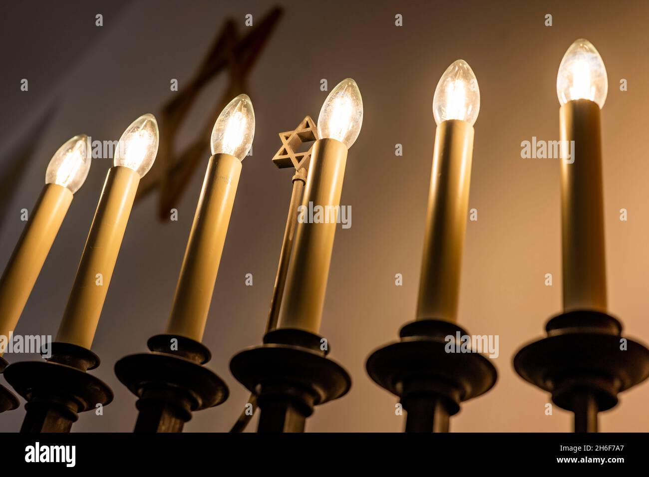 Gelsenkirchen, Deutschland. November 2021. Ein siebenarmiger Leuchter (Menorah) mit einem Davidstern in der Mitte leuchtet im Gebetsraum der Neuen Synagoge. Kredit: David Inderlied/dpa/Alamy Live Nachrichten Stockfoto