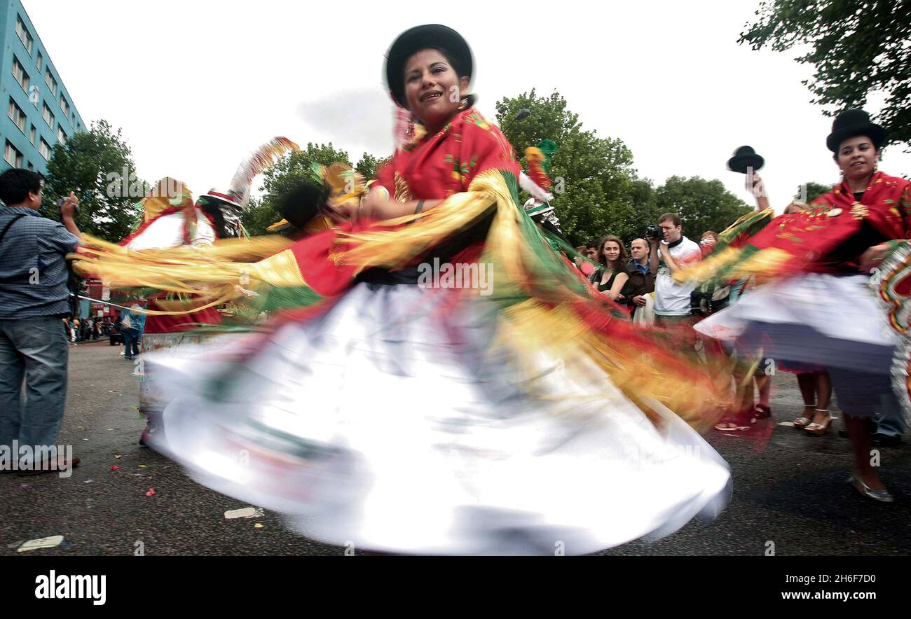 Carnaval Del Pueblo - Europas größtes lateinamerikanisches Festival fand heute in Süd-London statt. Tausende von Menschen säumten die Straßen, um einer spektakulären Prozession exotischer Festwagen, Kostüme, Musiker und Tänzer zuzusehen, die ihren Weg zum Burgess Park bahnten. Stockfoto