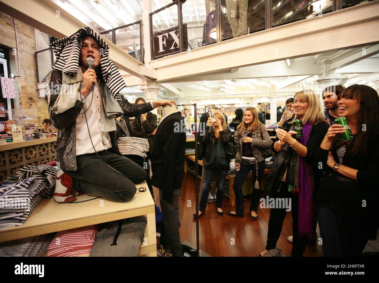 Leadsänger Dave Human von der Rockgruppe A.Human sorgte gestern Abend für Chaos, indem sie die Metallstrahlen der Küste erklommen, als sie einen einzigen kostenlosen Gig in Urban Outfitters, Covent Garden, im Zentrum von London spielten. Stockfoto