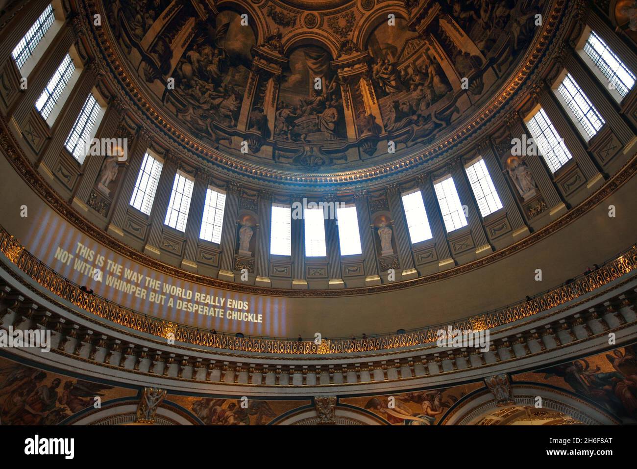 Nur eine Woche lang wurde die flüsterende Galerie in der St. Pauls-Kathedrale zu einer Leinwand für Textprojektionen, die vom Dekan und dem Kapitel der St. PaulÃ•-Kathedrale in Auftrag gegeben wurde. Das Projekt will die Frage beantworten: Ã Was macht das moderne Leben bedeutungsvoll und was bedeutet St. PaulÃ•in diesem zeitgenössischen Kontext für uns im Jahr 2008?“. Das Fragezeichen im Inneren markiert den 300. Jahrestag des Richtens aus der Kathedrale. Stockfoto