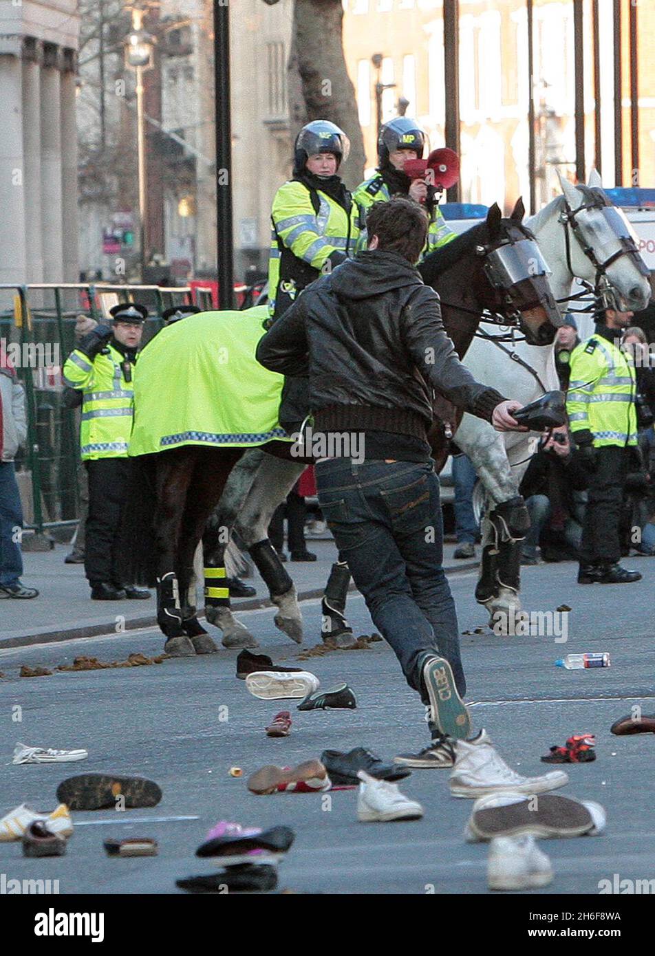 Ein Protestor wirft Schuhe an die Tore der Downing Street, die von antiisraelischen Demonstranten hinterlassen wurden, die zur Unterstützung der Palästinenser im Westjordanland marschierten. Stockfoto