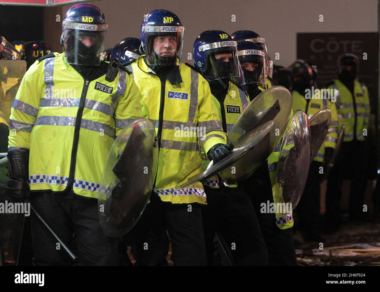 Eine anfänglich friedliche Demonstration endete mit einer Gruppe von Demonstranten, die einer berittenen Bereitschaftspolizei gegenüberstand, die Raketen warf und Fenster auf der Kensington High Street in der Nähe der israelischen Botschaft zerschlug. Stockfoto