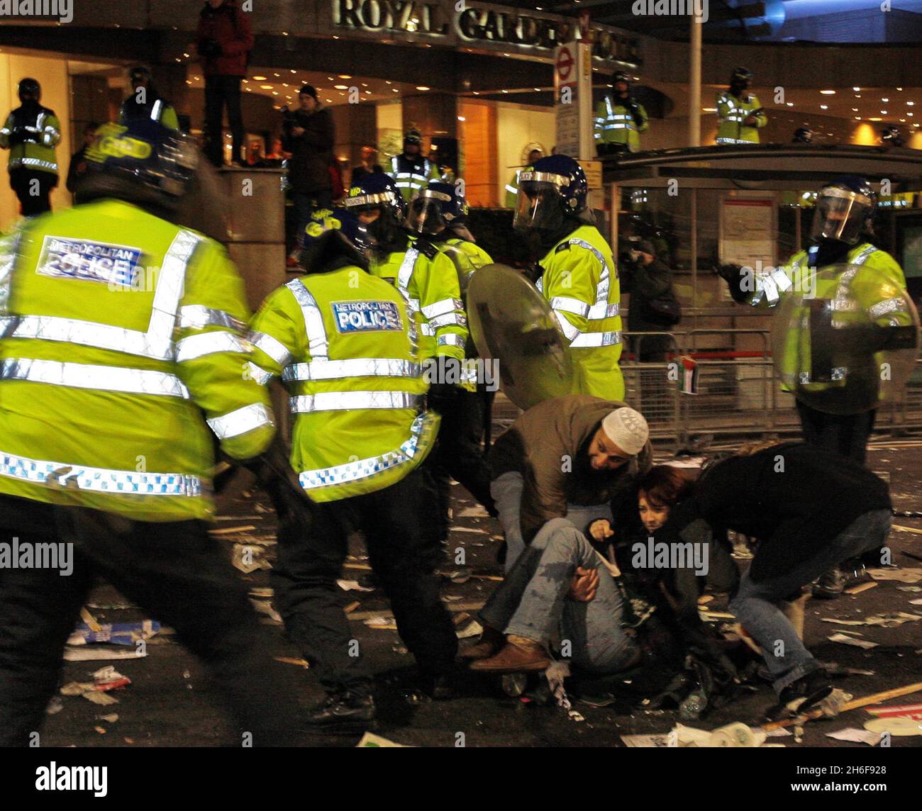 Eine anfänglich friedliche Demonstration endete mit einer Gruppe von Demonstranten, die einer berittenen Bereitschaftspolizei gegenüberstand, die Raketen warf und Fenster auf der Kensington High Street in der Nähe der israelischen Botschaft zerschlug. Stockfoto