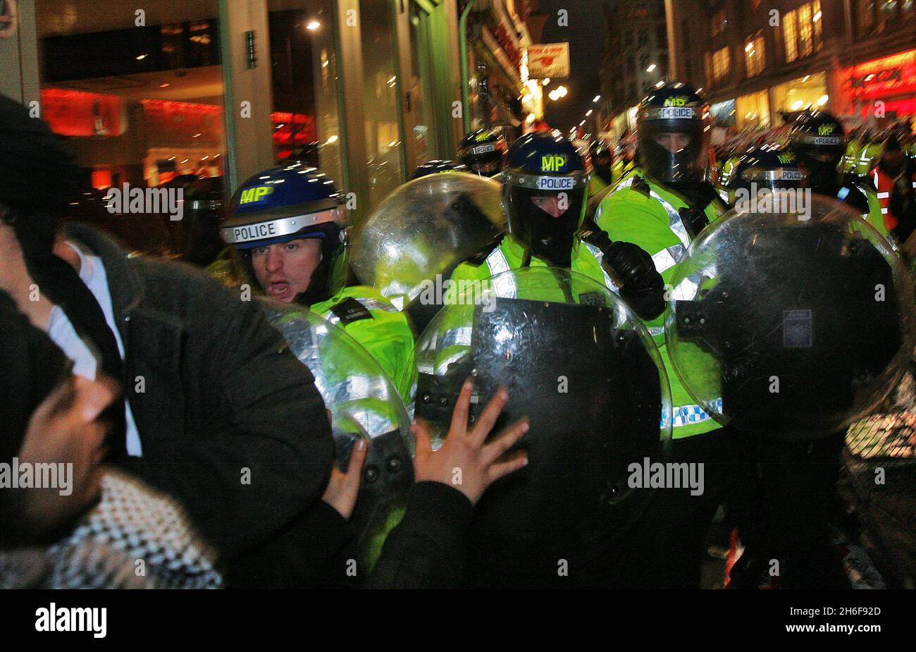Eine anfänglich friedliche Demonstration endete mit einer Gruppe von Demonstranten, die einer berittenen Bereitschaftspolizei gegenüberstand, die Raketen warf und Fenster auf der Kensington High Street in der Nähe der israelischen Botschaft zerschlug. Stockfoto