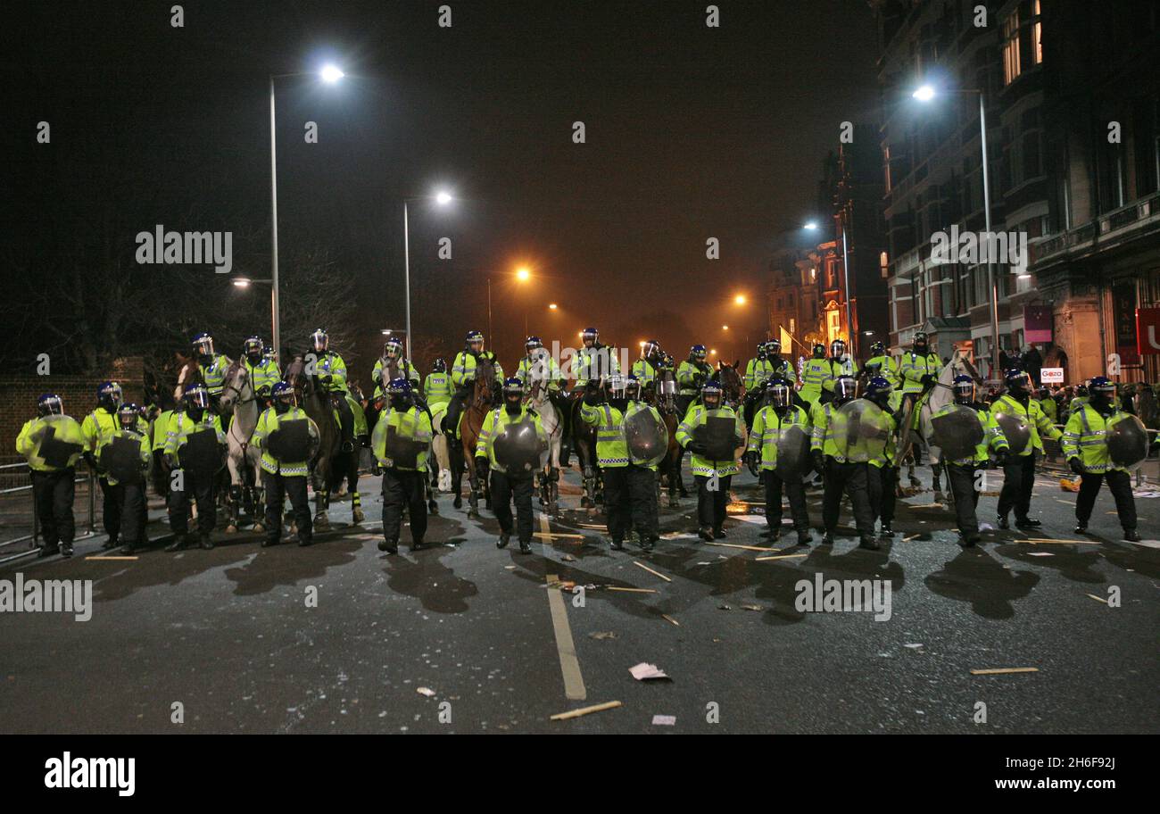 Eine anfänglich friedliche Demonstration endete mit einer Gruppe von Demonstranten, die einer berittenen Bereitschaftspolizei gegenüberstand, die Raketen warf und Fenster auf der Kensington High Street in der Nähe der israelischen Botschaft zerschlug. Stockfoto