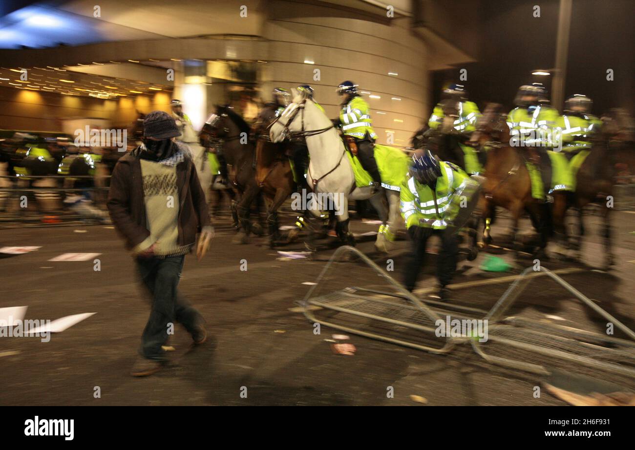 Eine anfänglich friedliche Demonstration endete mit einer Gruppe von Demonstranten, die einer berittenen Bereitschaftspolizei gegenüberstand, die Raketen warf und Fenster auf der Kensington High Street in der Nähe der israelischen Botschaft zerschlug. Stockfoto