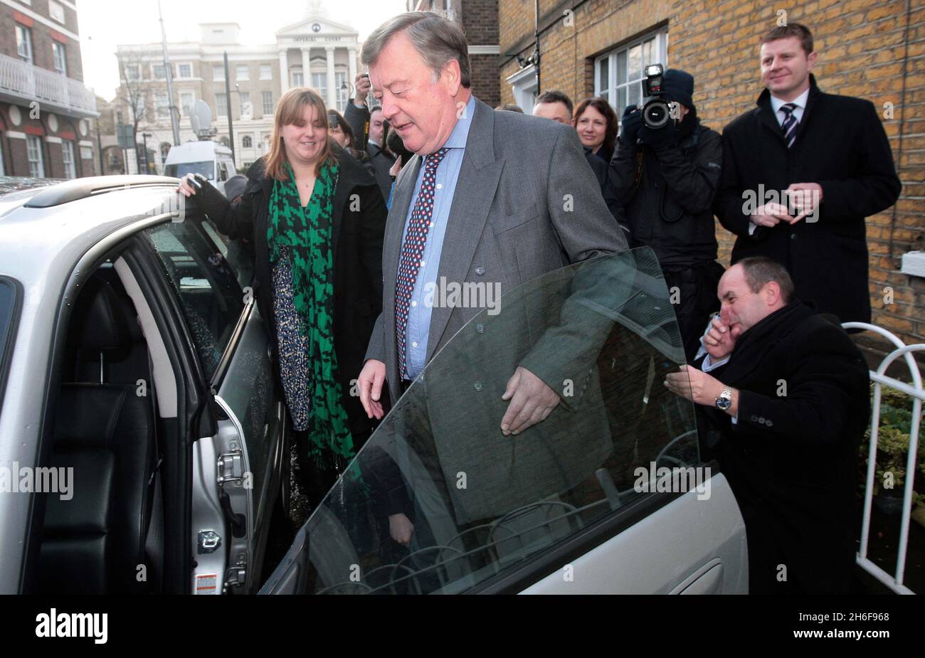 Der ehemalige Kanzler Ken Clarke verlässt sein Haus in London, nachdem er bestätigt hatte, dass er das Amt des Schattengeschäftsführers angenommen hatte. Stockfoto