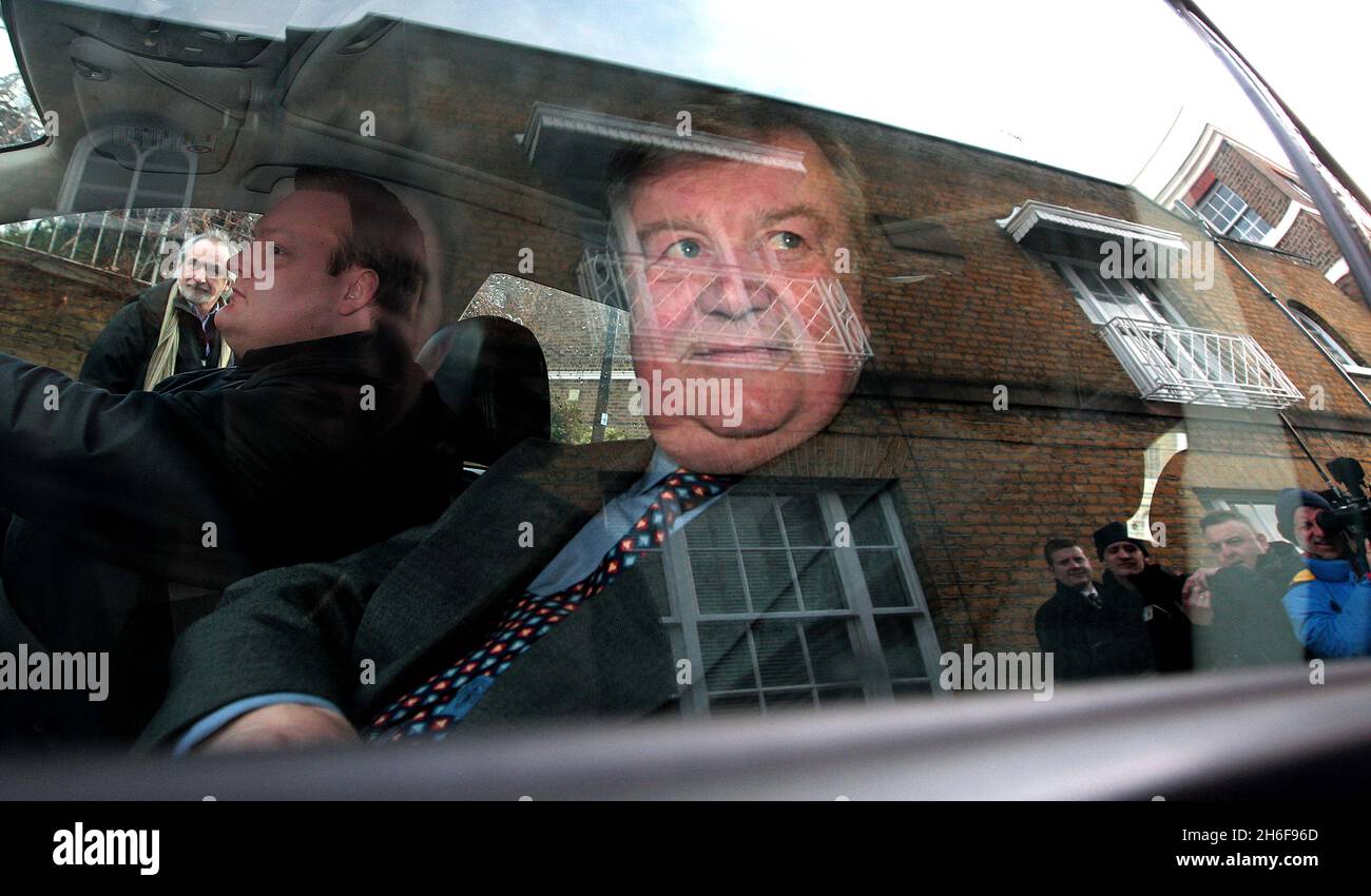 Der ehemalige Kanzler Ken Clarke verlässt sein Haus in London, nachdem er bestätigt hatte, dass er das Amt des Schattengeschäftsführers angenommen hatte. Stockfoto