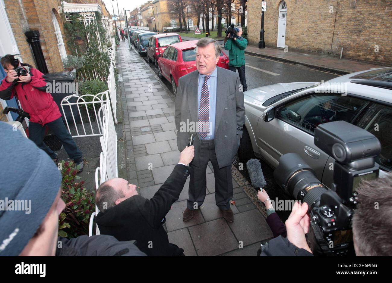 Der ehemalige Kanzler Ken Clarke verlässt sein Haus in London, nachdem er bestätigt hatte, dass er das Amt des Schattengeschäftsführers angenommen hatte. Stockfoto