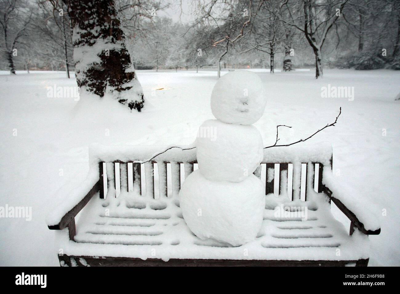 Ein Schneemann im Schnee im St James Park im Zentrum von London heute Morgen Stockfoto