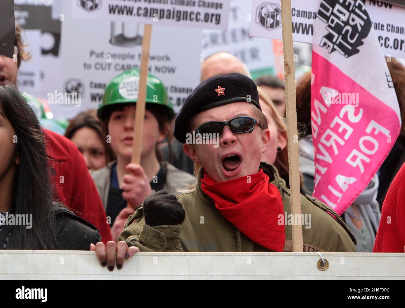 Tausende von Demonstranten versammelten sich heute in London im Regen zu einem gewaltigen marsch für Ã’Jobs, Justiz und climateÃ“ im ersten von einer Woche Demonstrationen vor dem G20-Gipfel. An der Put People First march beteiligte sich ein Bündnis von 150 Gruppen, darunter Gewerkschaften, Wohltätigkeitsorganisationen, Umweltaktivisten und Glaubensorganisationen. Es wird erwartet, dass sich Aktivisten gegen Banker und städtische Finanziers richten, die sie für die globale Rezession verantwortlich machen. Stockfoto