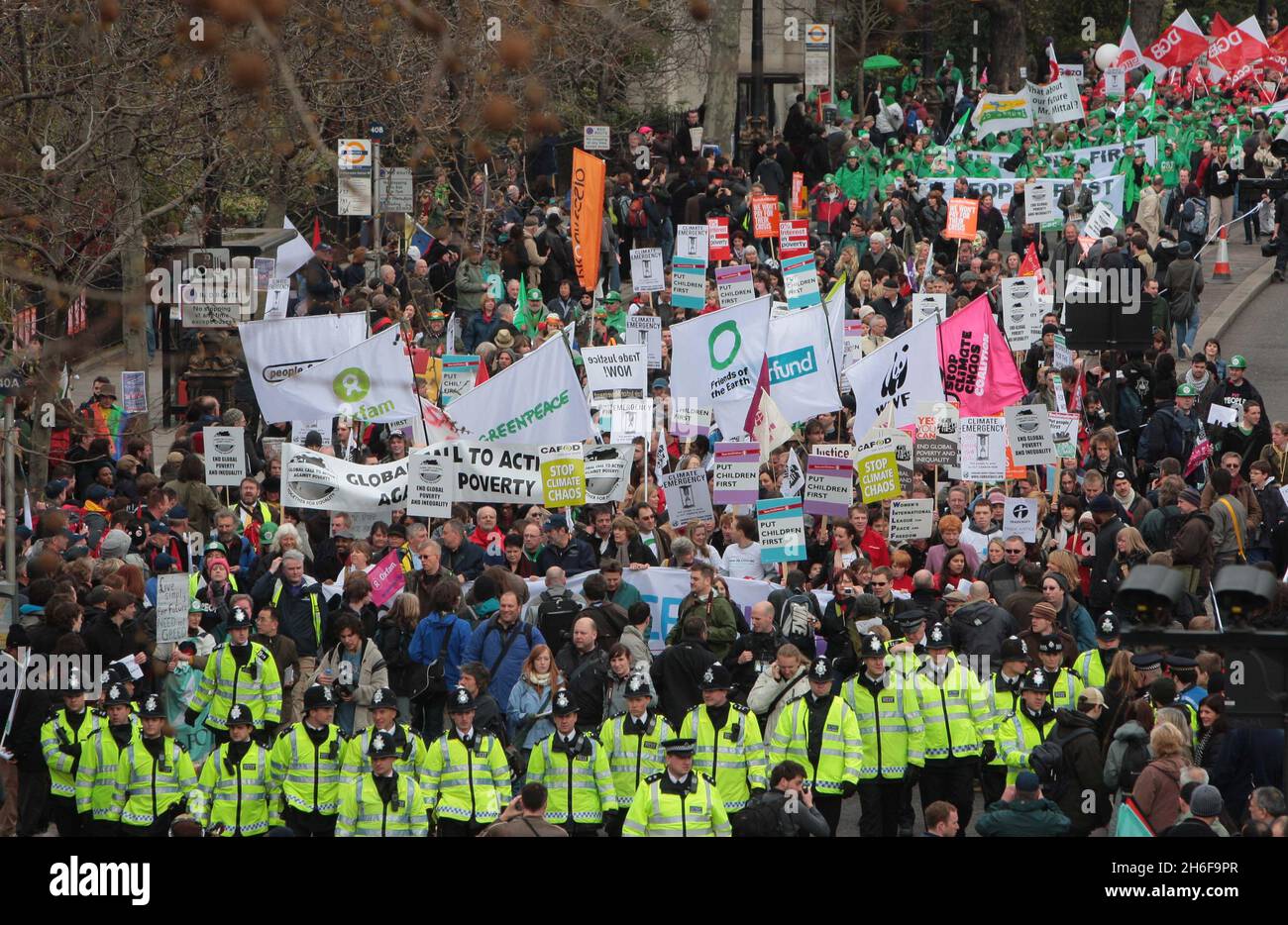 Tausende Demonstranten versammelten sich heute in London im Regen zu einem riesigen marsch für Ã&#65533;Jobs, Justiz und climateÃ&#65533; in der ersten einer Woche von Demonstrationen vor dem G20-Gipfel. An der Put People First march beteiligte sich ein Bündnis von 150 Gruppen, darunter Gewerkschaften, Wohltätigkeitsorganisationen, Umweltaktivisten und Glaubensorganisationen. Es wird erwartet, dass sich Aktivisten gegen Banker und städtische Finanziers richten, die sie für die globale Rezession verantwortlich machen. Stockfoto