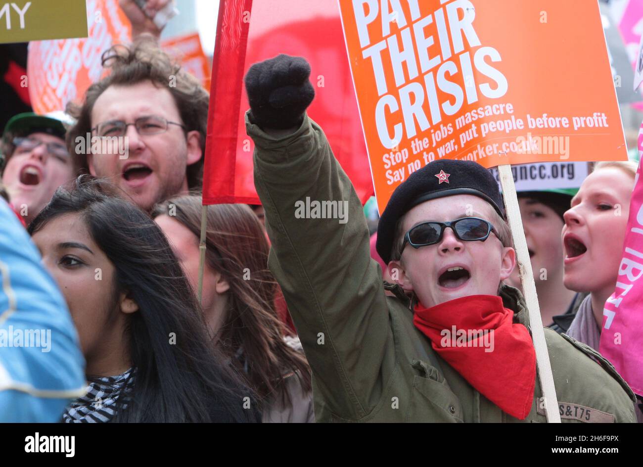 Tausende Demonstranten versammelten sich heute in London im Regen zu einem riesigen marsch für Ã&#65533;Jobs, Justiz und climateÃ&#65533; in der ersten einer Woche von Demonstrationen vor dem G20-Gipfel. An der Put People First march beteiligte sich ein Bündnis von 150 Gruppen, darunter Gewerkschaften, Wohltätigkeitsorganisationen, Umweltaktivisten und Glaubensorganisationen. Es wird erwartet, dass sich Aktivisten gegen Banker und städtische Finanziers richten, die sie für die globale Rezession verantwortlich machen. Stockfoto