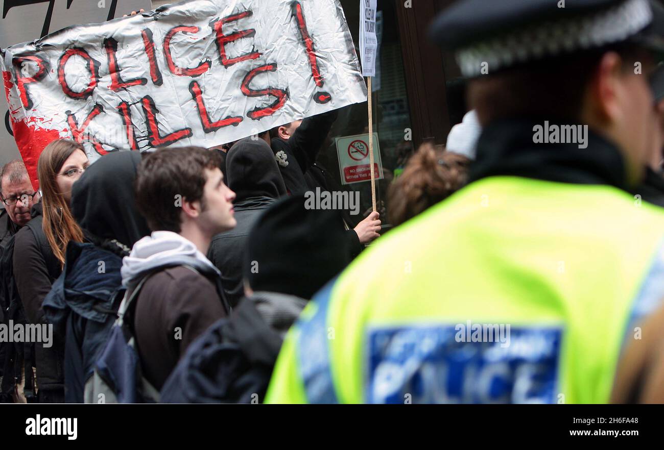 Eine Demonstration mit dem Namen „The Easter Rising“ fand heute Nachmittag von Bethnal Green zur Bank im Zentrum von London statt, um gegen den Tod des Zeitungsverkäufers Ian Tomlinson während der G20-Proteste zu protestieren. Stockfoto