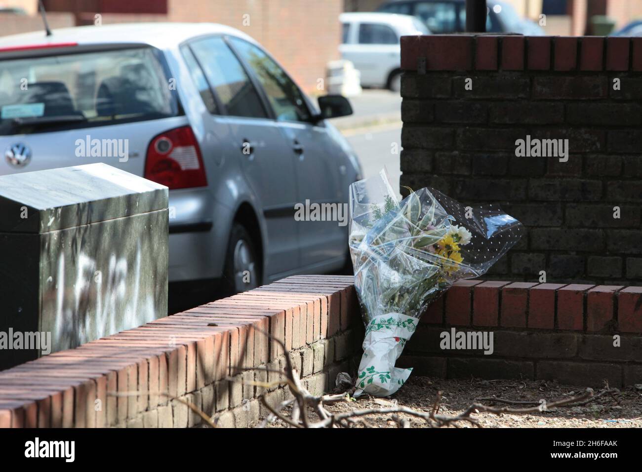 Der Halbbruder des englischen Fußballers Jermain Defoe ist nach einem Angriff auf die Straße gestorben. Star's Bruder Jade Defoe war in der Musikszene beliebt Jade Defoe, 26, erlitt bei einem brutalen Angriff am Montagnachmittag in Leytonstone, Ost-London, schwere Kopfverletzungen. Er wurde in ein Krankenhaus im Zentrum von London gebracht, wo er letzte Nacht starb. Scotland Yard hat nach dem Angriff, der zwischen 16.15 Uhr und 17.00 Uhr in Walnut Gardens, in der Nähe der Kreuzung mit High Road Leytonstone, stattfand, eine Morduntersuchung eingeleitet. Bild zeigt: Ein einziger Blumenstrauß, der am Mordort in Leytonstone Th gelegt wurde Stockfoto