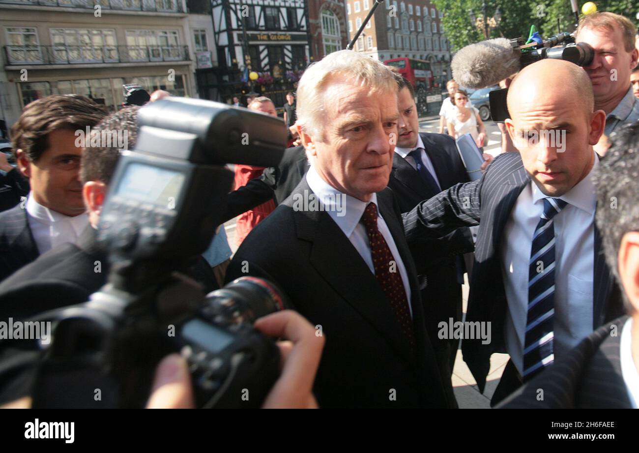 Datei Foto vom 24/07/2008 von Max Mosley vor dem High Court im Juli letzten Jahres nach dem Gewinn seines Datenschutzes gegen eine nationale sonntagszeitung. Der Sohn von F1-Chef Max Mosley wurde nach einer vermuteten Überdosis von Medikamenten tot aufgefunden. Alexander Mosley, 39, wurde gestern in seinem Haus in Notting Hill, West London, entdeckt. Stockfoto