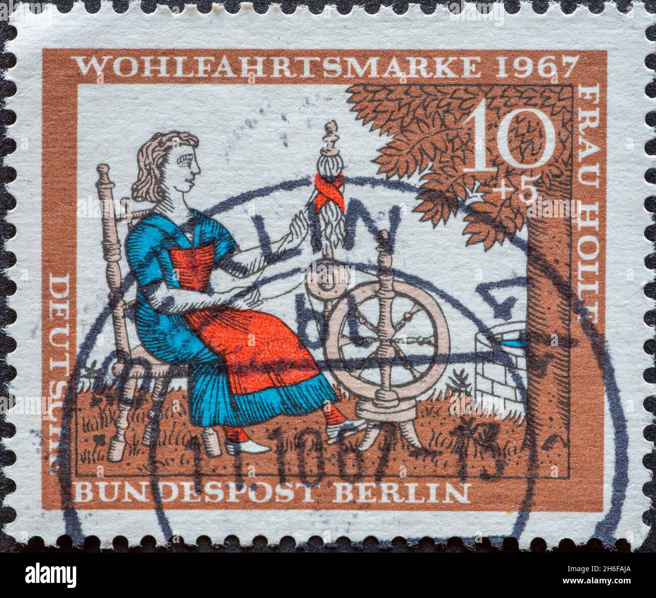 DEUTSCHLAND, Berlin - UM 1967: Eine Briefmarke aus Deutschland, Berlin mit einem Bild aus dem Märchen der Brüder Grimm: Frau Holle. Auf dem spi Stockfoto