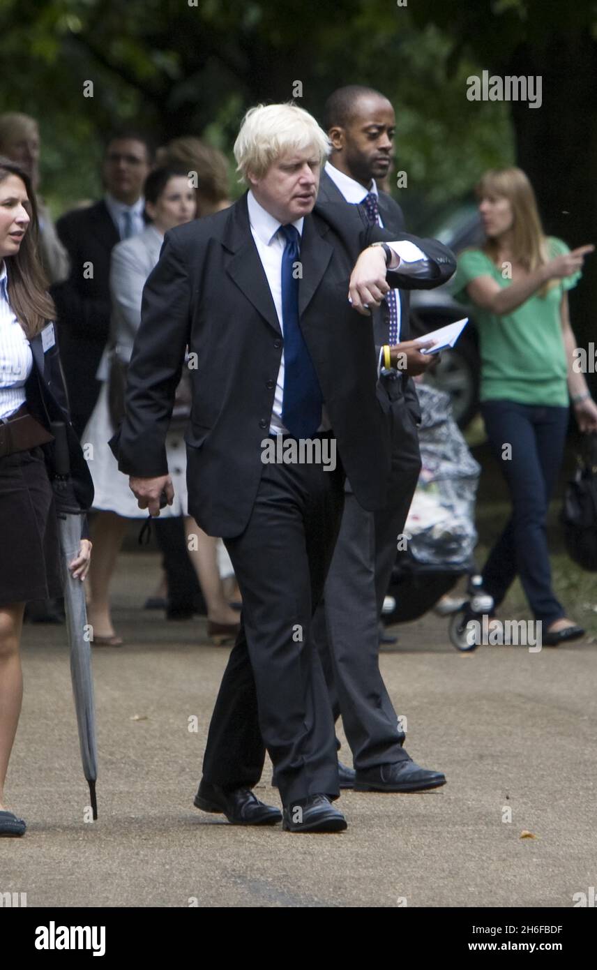 Boris Johnson und Verwandte der 52 Opfer der Bombenanschläge vom 7. Juli haben den vierten Jahrestag der Angriffe mit der Enthüllung eines Gedenkens an ihre Angehörigen im Hyde Park begangen. Sie wurden von anderen politischen Führern begleitet, als die Nation sich an die Toten und Verletzten der Gräueltaten im Londoner Verkehrsnetz im Jahr 2005 erinnerte. Im Hyde Park im Zentrum von London wurde ein Denkmal für die Toten geschaffen, das fast 1 Million Â£kostet - 52 3.5m hohe Edelstahlsäulen oder Stelen Stockfoto