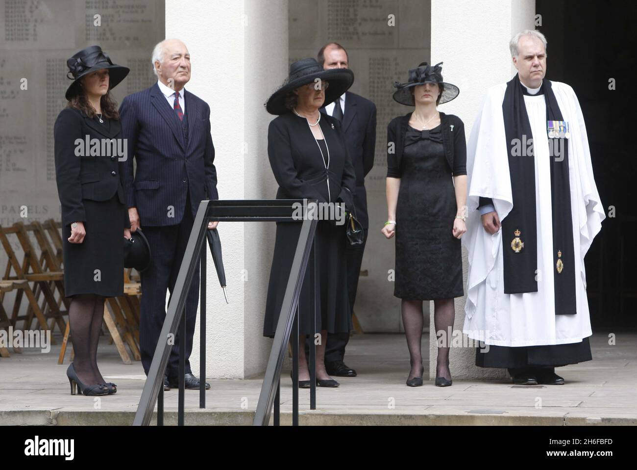 Major John Thorneloe (zweiter links) und Ehefrau (dritter links) mit Sally Thorneloe (zweiter rechts), Ehefrau von Oberstleutnant Rupert Thorneloe, schaut mit dem Priester, während der Sarg von Oberstleutnant Rupert Thorneloe in die Guards Chapel in London getragen wird Stockfoto