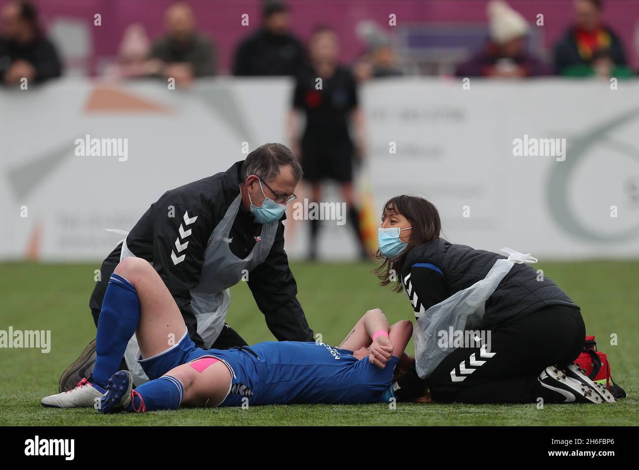 DURHAM CITY, GBR. 14. NOVEMBER: Kathryn Hill, die Frauen in Durham, wird am Sonntag, den 14. November 2021, vom Clubdoktor Dougal Southward und Physio Nat Gutteridge während des FA Women's Championship-Spiels zwischen dem FC Durham Women und Liverpool im Maiden Castle, Durham City, behandelt. (Kredit: Mark Fletcher | MI News) Kredit: MI Nachrichten & Sport /Alamy Live News Stockfoto