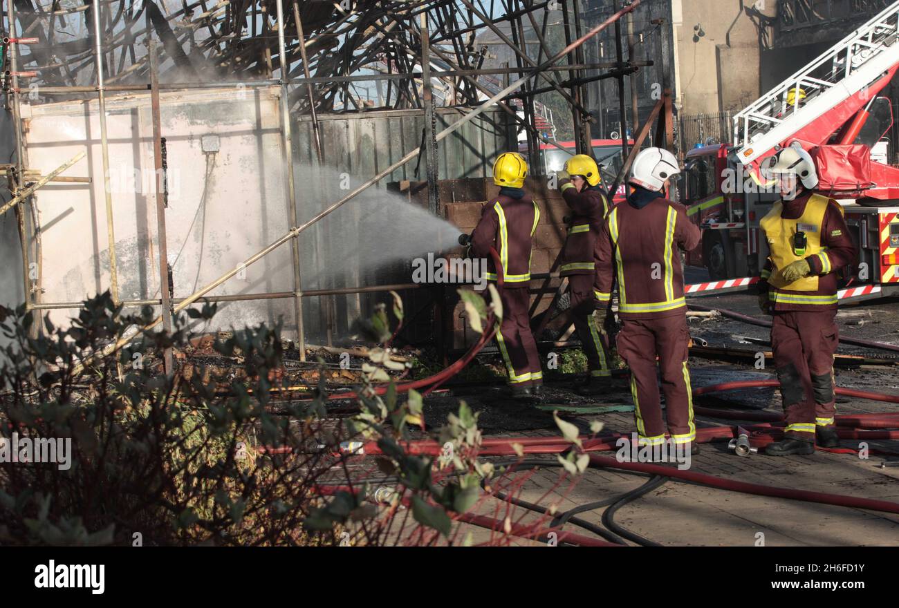 Etwa 150 Menschen sind nach einem großen Brand auf einer Baustelle, die sich auf mehrere Wohnblocks im Südosten Londons erstreckt, aus ihren Häusern geflohen. Mehr als 125 Feuerwehrmänner begingen den Brand in Peckham, der zum ersten Mal kurz vor 4.30 Uhr gemeldet wurde. Stockfoto