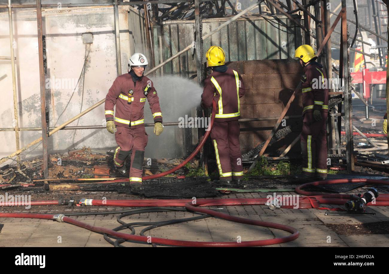 Etwa 150 Menschen sind nach einem großen Brand auf einer Baustelle, die sich auf mehrere Wohnblocks im Südosten Londons erstreckt, aus ihren Häusern geflohen. Mehr als 125 Feuerwehrmänner begingen den Brand in Peckham, der zum ersten Mal kurz vor 4.30 Uhr gemeldet wurde. Stockfoto