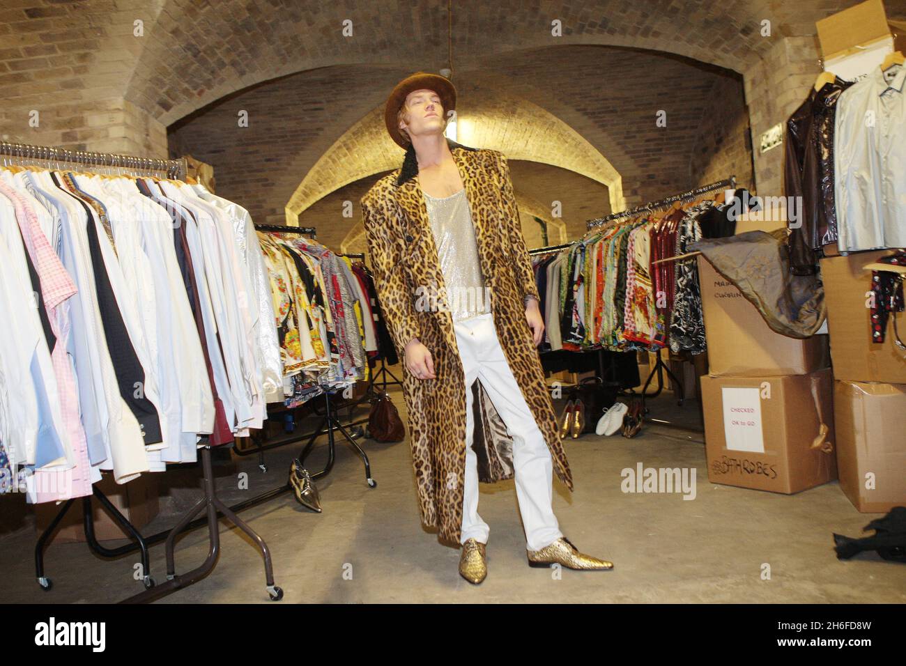 Die Öffentlichkeit hat die Chance, ein Stück von Elton John und David zu besitzen, wenn Ã“Out the ClosetÃ• seine Türen in Covent Garden öffnet - am 12. Dezember, Das britische Publikum wird die einmalige Chance haben, direkt aus den Kleiderschränken eine exklusive Auswahl der extravaganten Bekleidungskollektion von Elton John und David FurnishÃ•in die Hand zu nehmen. Von den Outfits, die Elton auf der Bühne trägt, bis zu den beliebtesten Dior-Shirts von DavidÃ•haben die Fans die Möglichkeit, sich in die Schuhe der größten Stars im Showbiz zu versetzen und aus ihrer besten Kollektion von Kleidung und Accessoires auszuwählen, darunter Stockfoto