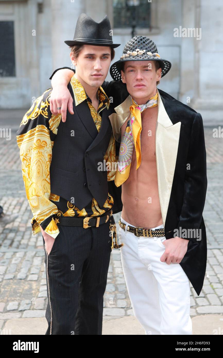 Die Öffentlichkeit hat die Chance, ein Stück von Elton John und David zu besitzen, wenn Ã“Out the ClosetÃ• seine Türen in Covent Garden öffnet - am 12. Dezember, Das britische Publikum wird die einmalige Chance haben, direkt aus den Kleiderschränken eine exklusive Auswahl der extravaganten Bekleidungskollektion von Elton John und David FurnishÃ•in die Hand zu nehmen. Von den Outfits, die Elton auf der Bühne trägt, bis zu den beliebtesten Dior-Shirts von DavidÃ•haben die Fans die Möglichkeit, sich in die Schuhe der größten Stars im Showbiz zu versetzen und aus ihrer besten Kollektion von Kleidung und Accessoires auszuwählen, darunter Stockfoto