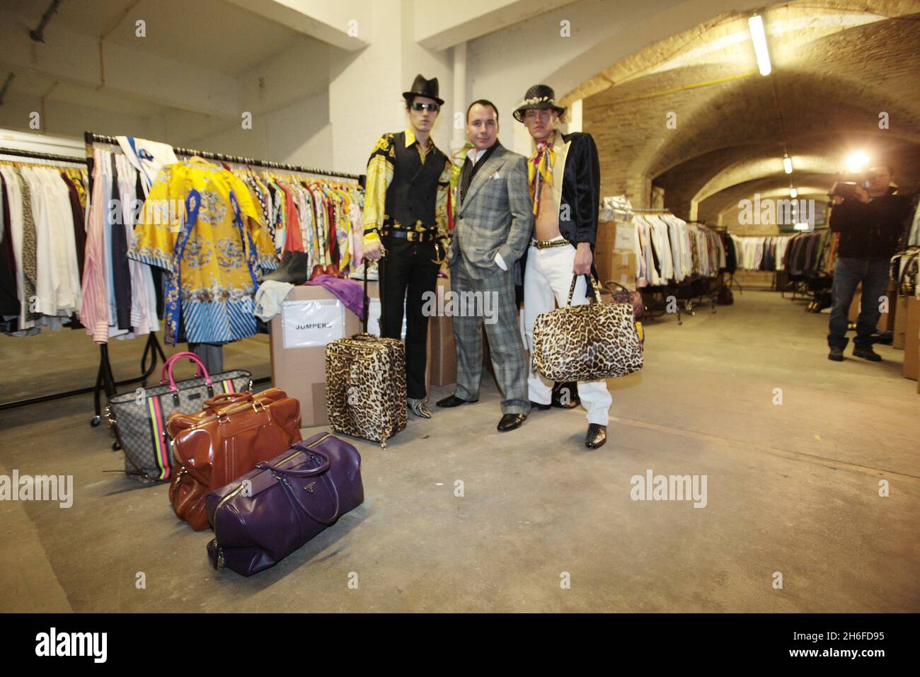 Die Öffentlichkeit hat die Chance, ein Stück von Elton John und David zu besitzen, wenn Ã“Out the ClosetÃ• seine Türen in Covent Garden öffnet - am 12. Dezember, Das britische Publikum wird die einmalige Chance haben, direkt aus den Kleiderschränken eine exklusive Auswahl der extravaganten Bekleidungskollektion von Elton John und David FurnishÃ•in die Hand zu nehmen. Von den Outfits, die Elton auf der Bühne trägt, bis zu den beliebtesten Dior-Shirts von DavidÃ•haben die Fans die Möglichkeit, sich in die Schuhe der größten Stars im Showbiz zu versetzen und aus ihrer besten Kollektion von Kleidung und Accessoires auszuwählen, darunter Stockfoto