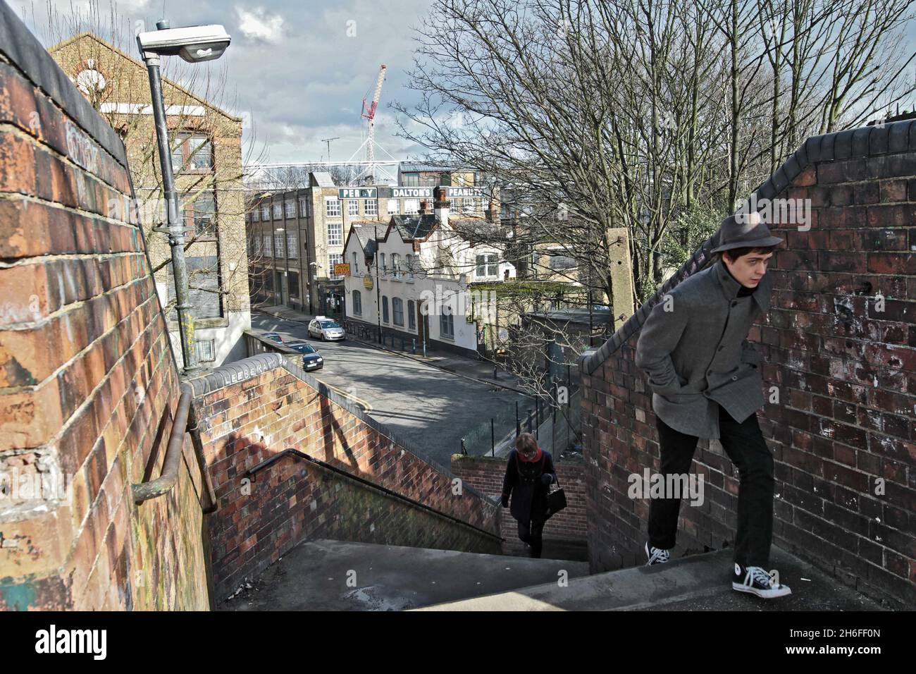 Das Leben am olympischen Rand, Hackney Wick, East London Aufnahme von der Spitze der Dace Road mit Blick auf den olympischen Platz. Stockfoto