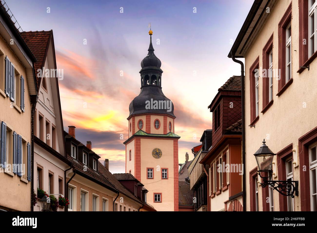 Stadtbild von Ettingen mit Kirche bei Sonnenuntergang, Baden-Württemberg, Deutschland, Europa Stockfoto