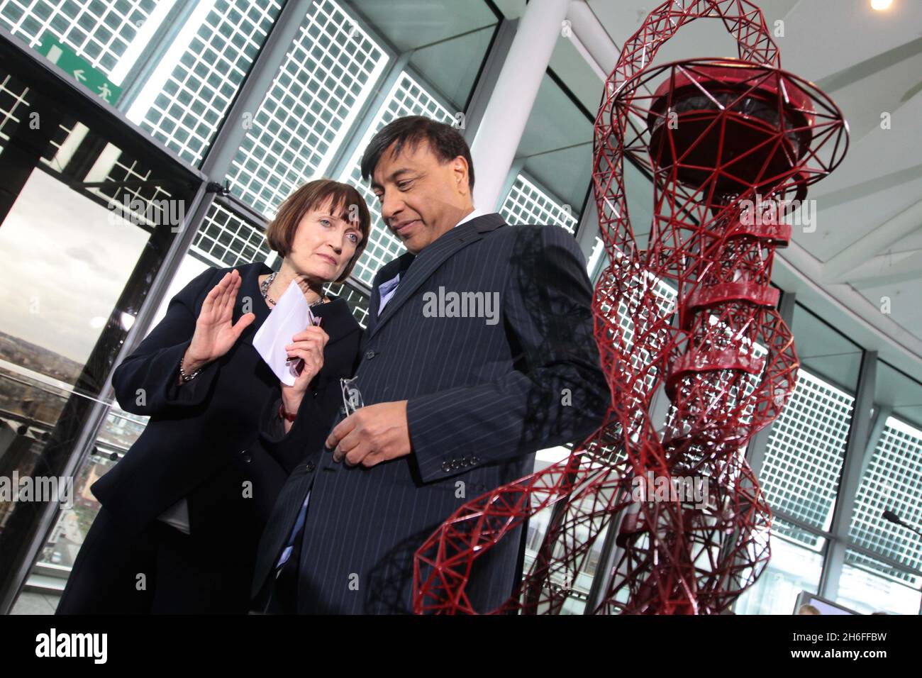 London, City Hall - Lakshmi Mittal, hat heute ArcelorMittal als zwei Sponsoren der Olympischen und Paralympischen Spiele 2012 in London bestätigt. Die Ankündigung erfolgte bei der Enthüllung des ArcelorMittal Orbit, des 115 Meter hohen Designs des Turner-Preisträgers Anish Kapoor, der als Besucherattraktion im Olympiapark sitzen wird. Das Bild zeigt: Tessa Jowell und Lakshmi Mittal (CEO von ArcelorMittal) beim Start Stockfoto