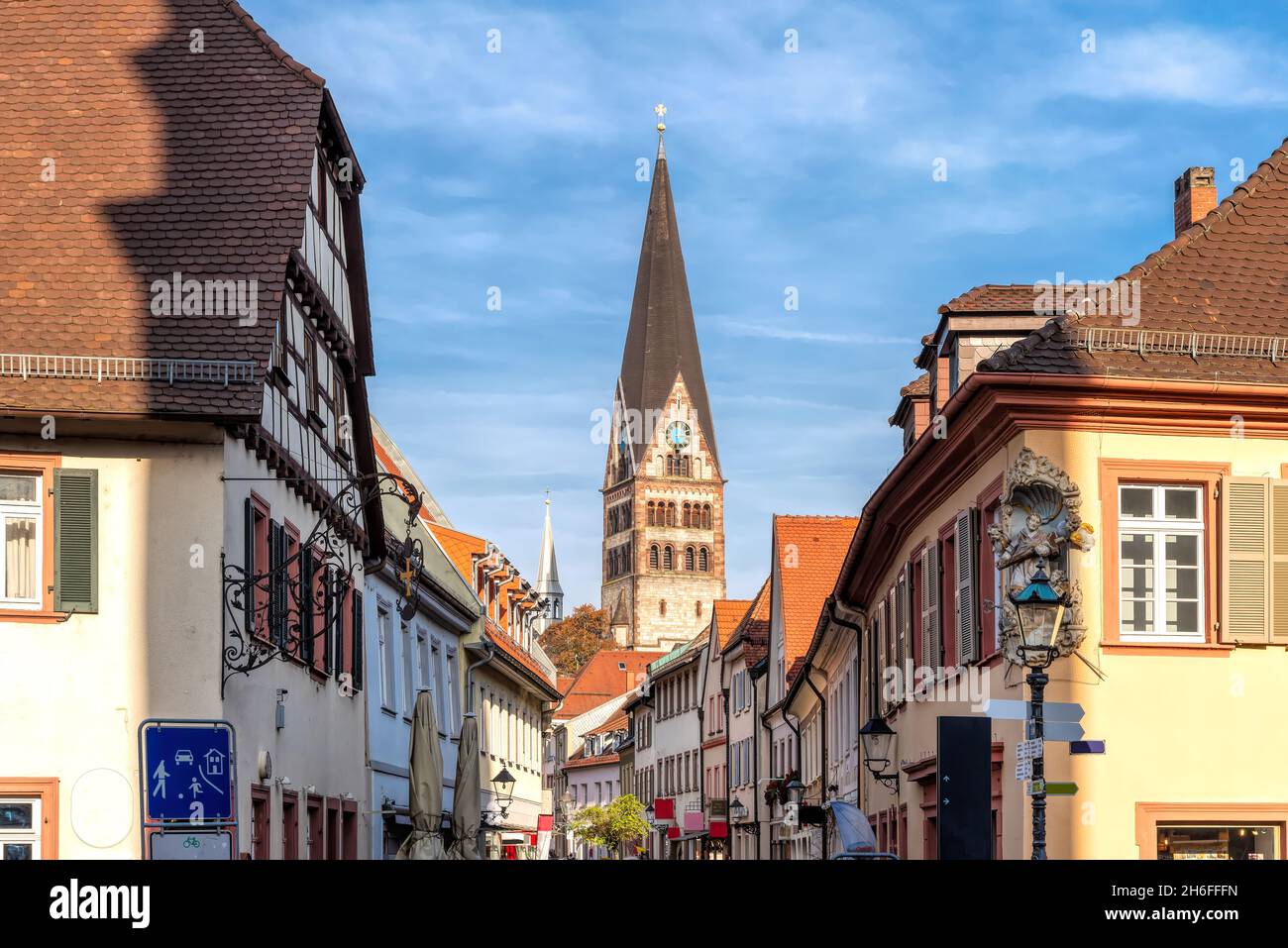 Ettingen, das schöne Dorf mit Blick auf die Kirche, Baden Württemberg, Deutschland. Stockfoto