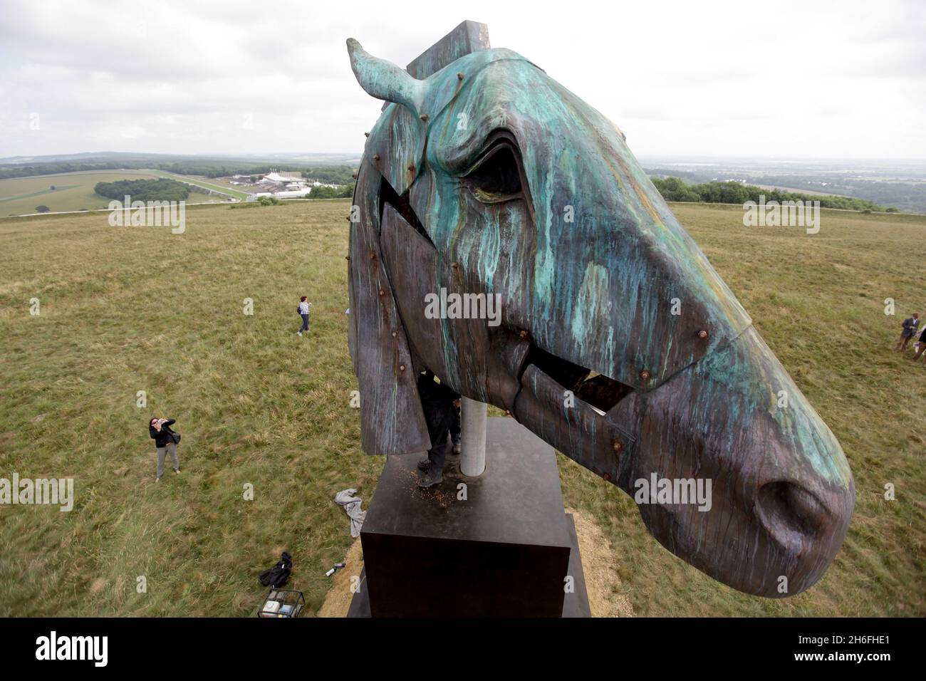 NIC Fiddian-Green verleiht seiner neuesten Kreation Greekhead-Artemis den letzten Schliff. Die 30 Fuß große Bronzeskulptur ist heute im Goodwood Estate in Chichester angekommen, wo sie das Herzstück des glorreichen Goodwood bilden wird, das am 27. Juli beginnt. Stockfoto