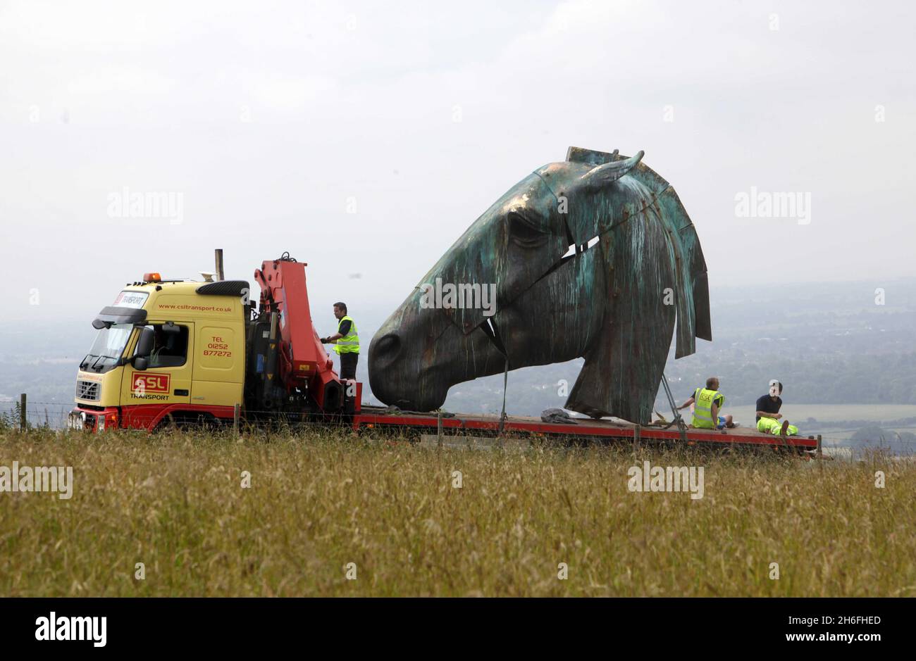 NIC Fiddian-Green verleiht seiner neuesten Kreation Ã“Greekhead-ArtemisÃ• den letzten Schliff. Die 30 Fuß große Bronzeskulptur ist heute im Goodwood Estate in Chichester angekommen, wo sie das Herzstück des glorreichen Goodwood bilden wird, das am 27. Juli beginnt. Stockfoto