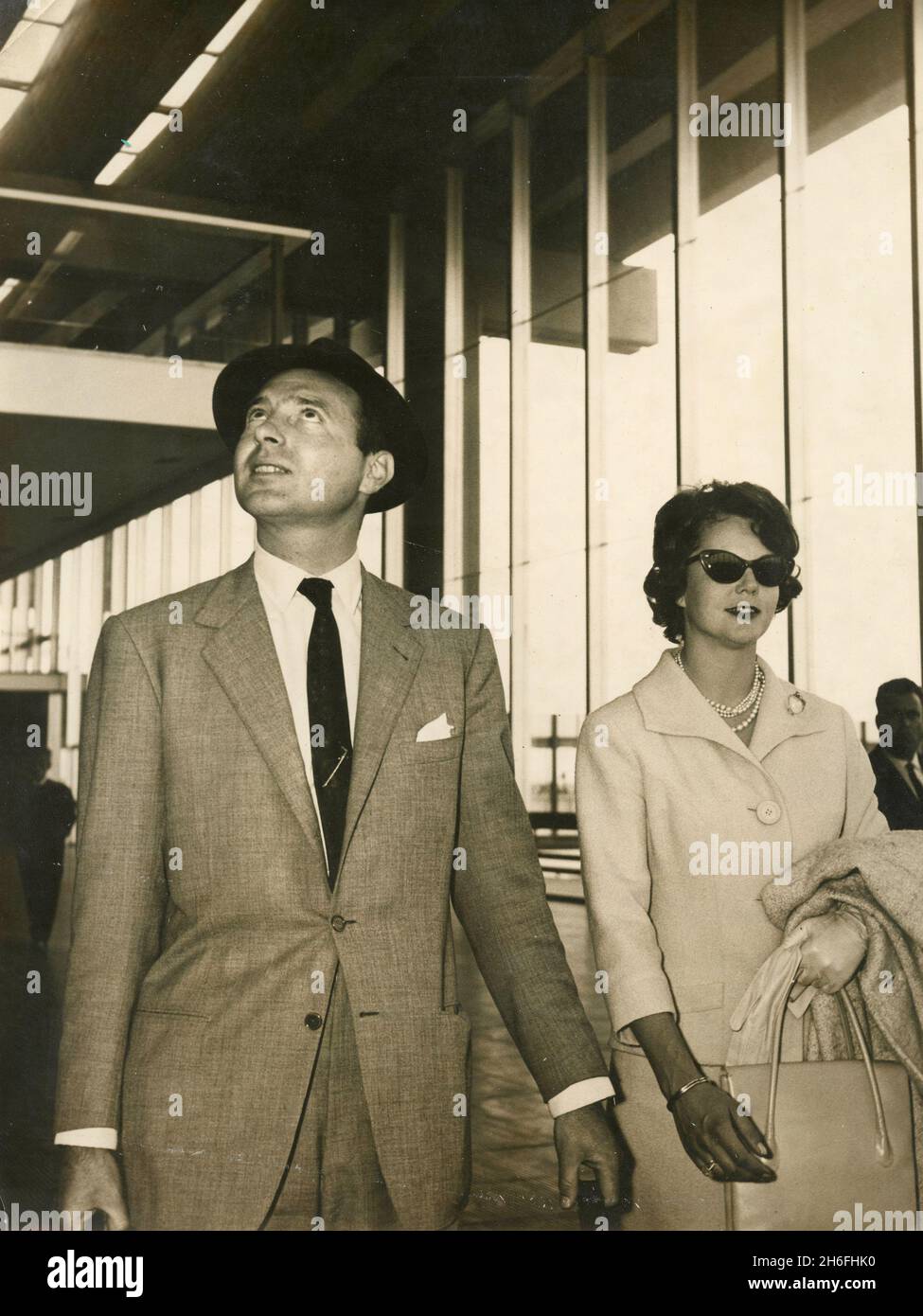 Italienische Prinzessin Maria Pia di Savoia und Ehemann Prinz Alexander von Jugoslawien, Flughafen Fiumicino, Italien 1961 Stockfoto