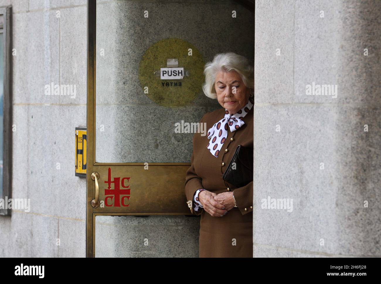 Elizabeth forsyth vor gericht Fotos und Bildmaterial in hoher